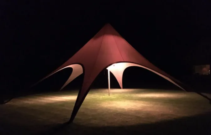 Stertent 's nachts sfeervol verlicht met LED-spots