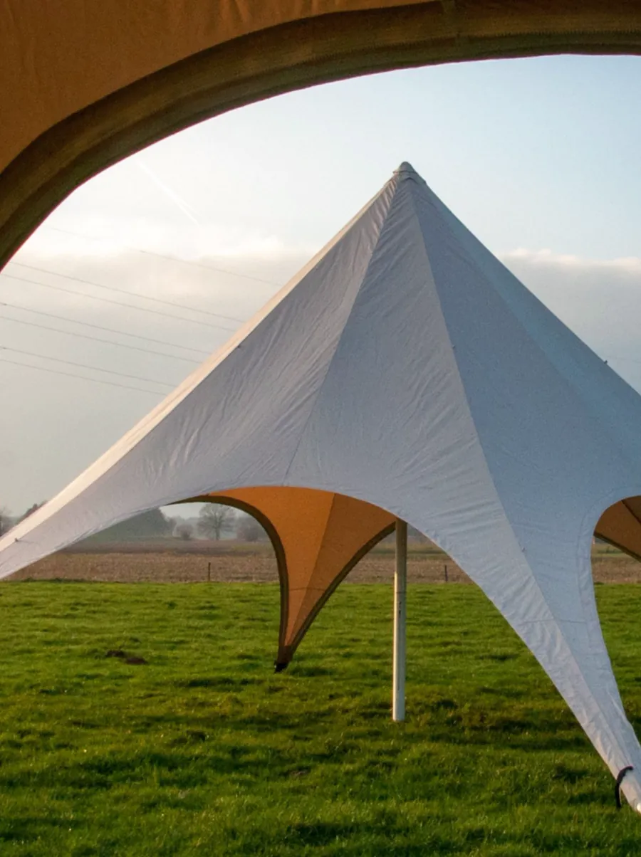 Witte stertent gezien door de opening van een andere stertent